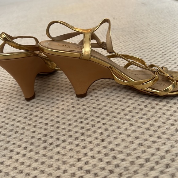 Kate Spade golden steal wedge/kitten heel. - Picture 4 of 4